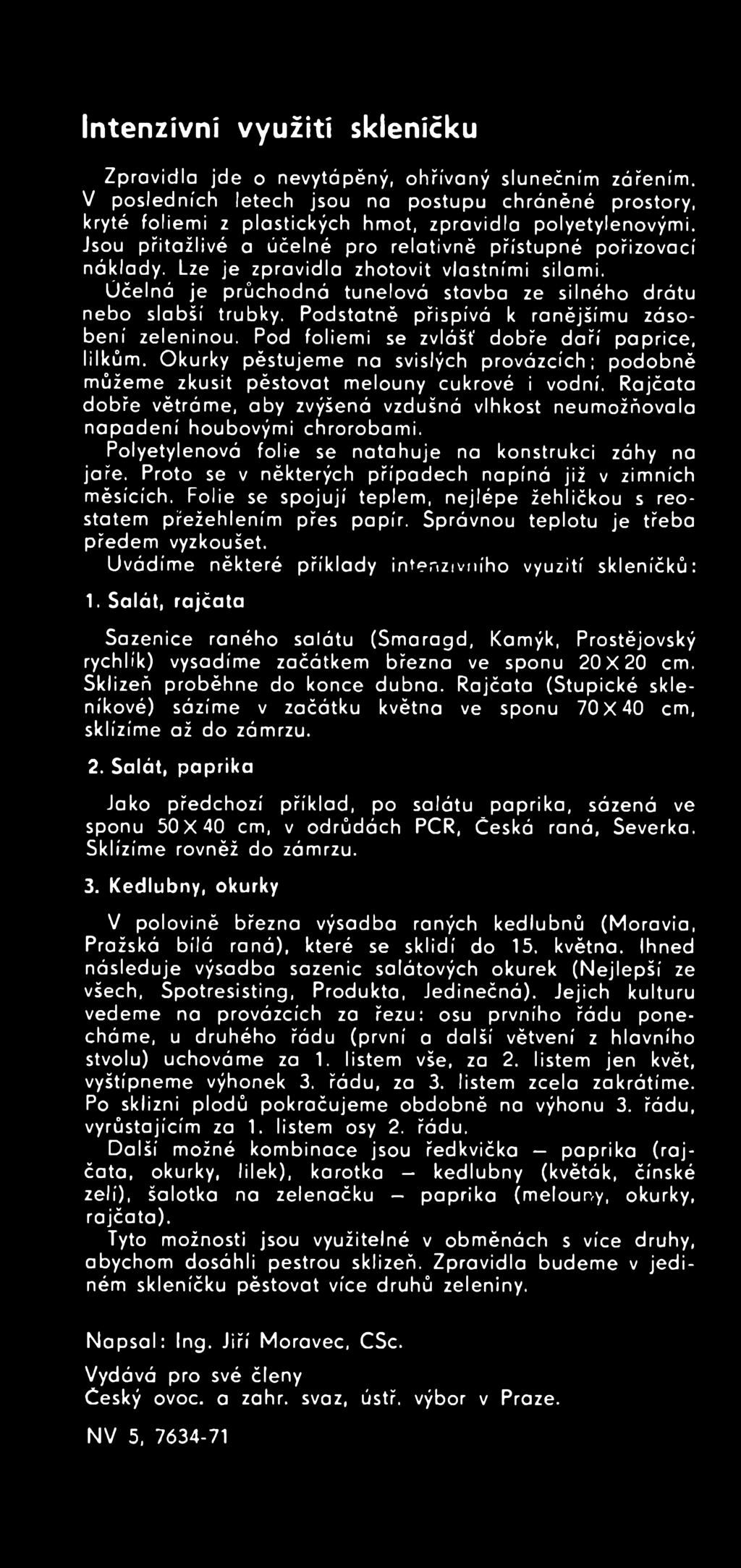 R ajčata dobře větrám e, aby zvýšená vzdušná vlhkost neum ožňovala napadení houbovými chrorobam i. Polyetylenová fo lie se n a tahuje na konstrukci záhy na jaře.