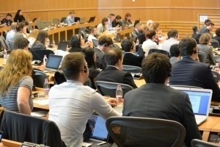konference. V otázce, jakým způsobem mají být opatře ní v boji proti dvojí kvalitě realizována, se však pohledy jednotlivých aktérů i nadále liší.