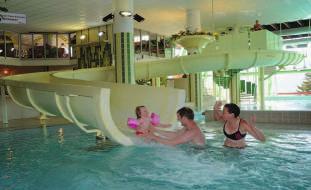 Na skipas možnost návštěvy velkého sportovního centra L Espace Grande Ours s bazénem, tobogánem, vodotrysky, vířivkou a kluzištěm, sauna je za poplatek.