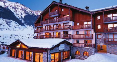 Rezidence Les Chalets de la Ramoure*** komplex několika chaletů v savojském stylu, 30 m od skiareálu, 100 m od La Turra, kde je společná recepce.