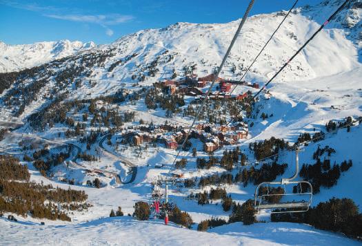Je tím zpřístupněno až 425 km sjezdových tratí pod souhrnným názvem Paradiski. Dostatek sněhu je zaručen nadmořskou výškou a severně orientovanými svahy.