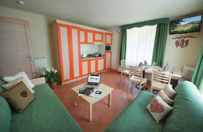 4) pro 24 osoby (40 m 2 ) obytná místnost s kuchyňským koutem a palandou pro 2 osoby, ložnice s manželskou postelí, WC/sprcha + fén, trezor, TV, balkón  5)