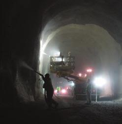 V klenbové části tunelů bylo finální ostění realizováno ze stříkaného vláknobetonu. Celková plocha stříkané hydroizolace je zhruba 70 000 m 2.