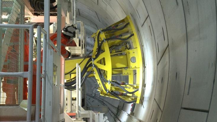 Eaton/Strana5 Vrtací souprava Crossrail pracuje v tunelu Temže, který dosahuje délky téměř 2 míle za město Londýn.
