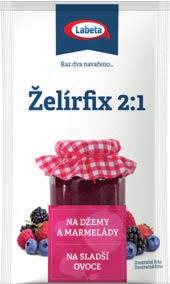 Po vychladnutí přidáme citronovou šťávu, promícháme a přidáme bezové květy, které lehce zatížíme, aby zůstaly pod hladinou. Necháme přes noc louhovat v lednici.