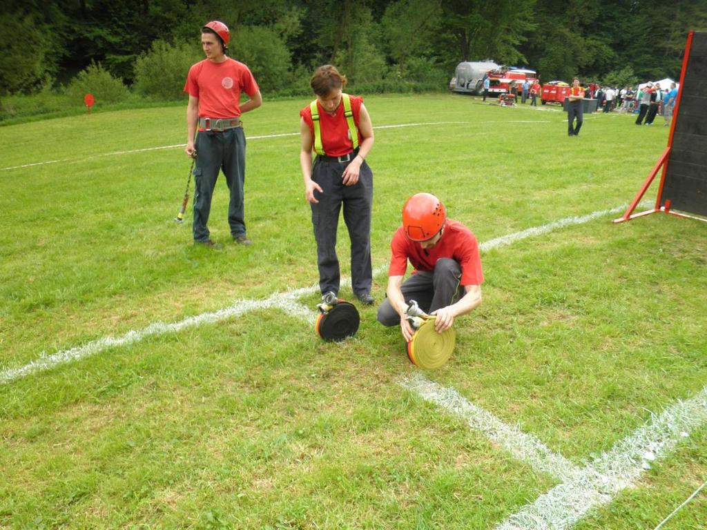 kronika SDH Bedrč rok 2014, strana 3 30.4.2014 Stejně jako jiné roky jsme postavili májku, řádně zatopili pod čarodějnicí a opekli buřty. 10.5.2014 Proběhla první z letošních větších brigád v obci.