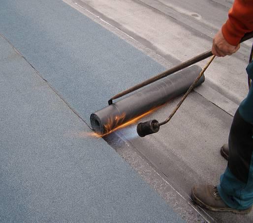Krycí vrstva asfaltu může obsahovat plnivo, či přísady proti stárnutí či lepší adhezi Připevňování pásů natavováním