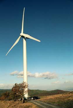 2) Co ČEZ připravuje střednědobý až dlouhodobý rámec Rozvoj projektů využívající energii větru Akvizice již připravených projektů doma i v zahraničí Vlastní projekty větrných elektráren Využití