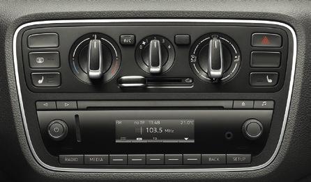 Konektivita 23 BLUES Rádio Blues s monochroma tickým displejem poskytuje vstup Aux-in,