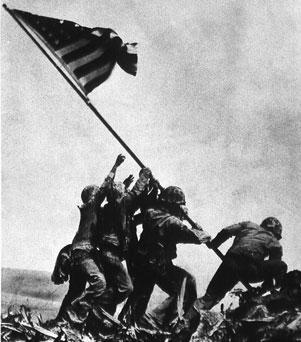 Joe Rosenthal: Vztyčování vlajky na ostrově Iwo Jima, 1945 Nyní všichni pospolu. Plakát ministerstva informací USA, 1945 vztyčují od výšky pár palců až do výše tří metrů, aby opět klesaly do země.