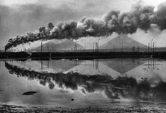 Ostrava Mariánské Hory 1963. Slavná fotografie Viktora Koláře použitá na přebalu románu Pestré vrstvy to dvou velkých zvířatech nás přivádí k dalším důležitým aspektům vymknutého města.