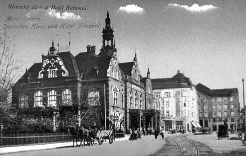 skřínky snů královny Mab, nad černou podzemní propastí. Svět opuštěné šachty hluboko pod jevištěm, na němž zní Verdi, Shakespeare nebo Čajkovskij.