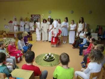 Do školky pouštíme pouze Mikuláše a anděly, čerti musí zůstat na příkaz Mikuláše na chodbě. Kdo z dětí chce a má odvahu, může se jít s anděly na čerty na chodbu podívat.