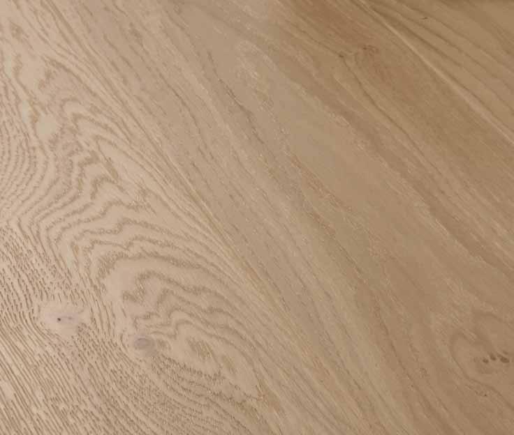 krytinami. Předsudky, dle kterých jsou dřevěné podlahy citlivé a náročné na údržbu, pro moderní podlahy Kährs neplatí.