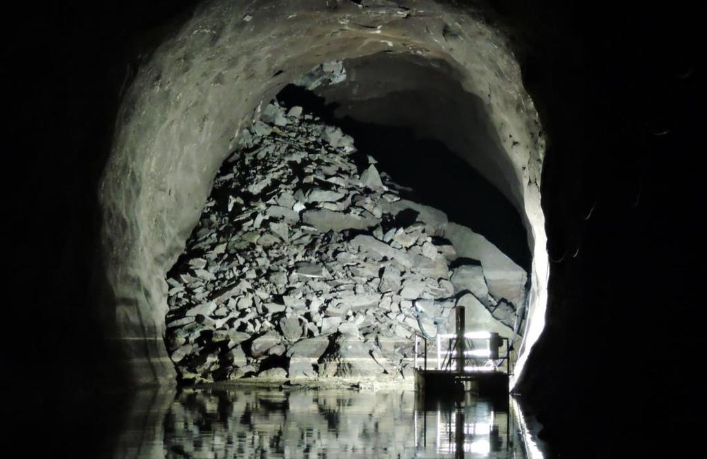 příznivě ovlivněna kvalitním vyplněním vzniklé kaverny samohutnícím betonem. Ražba kaloty byla zahájena 23. 3. 2017 