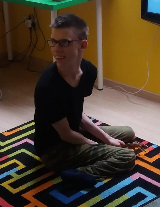 5. Případová studie Jméno: Matěj Věk: 17 let Diagnóza Dětská mozková obrna kvadruparetická forma (prevalence na dolních končetinách), horní hranice středně těžké mentální retardace, kongenitální oční