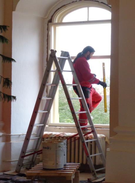 Z této částky jsme mohli částečně uhradit výměnu dvou obloukových oken v kapli a dvou oken v Modré jídelně v prvním patře.