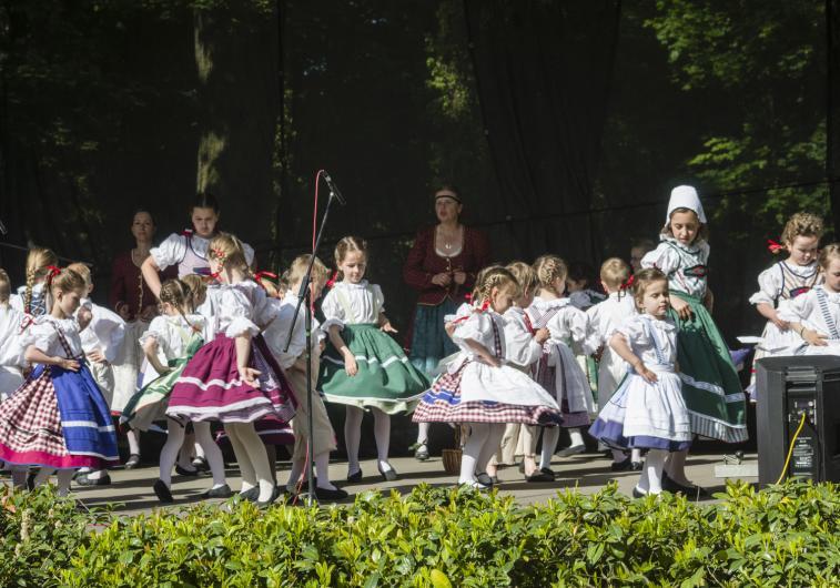 konat ve slatiňanské sokolovně 19.
