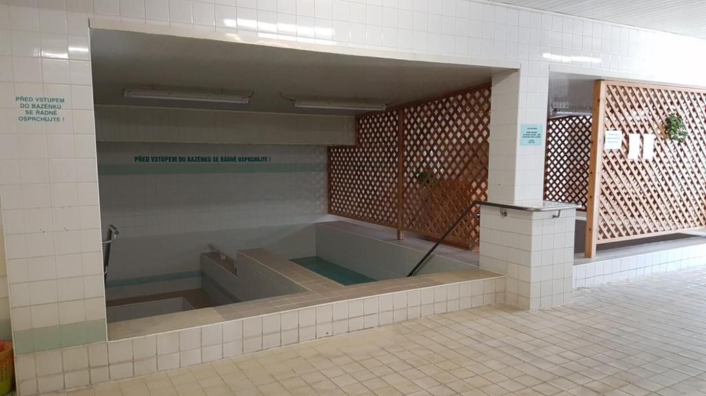 Obrázek 6 - Fotografie prostoru sauny (zdroj:autor) Aquapark Koupelky Venkovní letní Aquapark Koupelky byl dokončen v roce 2006. Jako hlavní atrakce jsou zde 4 různé bazény v nerezovém provedení.