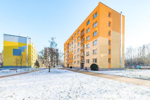 7) Bytová jednotka 1+kk Nabídková cena: 950 000 Kč Upravená nabídková cena: 27 299 Kč/m 2 Lokalita: Bavlnářská, Semily, okres Semily Popis: Byt