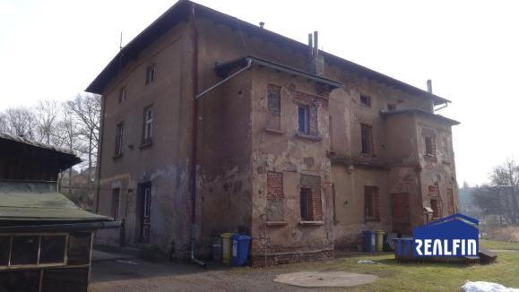 8) Bytová jednotka 1+1 Nabídková cena: 529 000 Kč Upravená nabídková cena: 13 564 Kč/m 2 Lokalita: Libštát, okres Semily Popis: Byt o velikosti 1+1 a