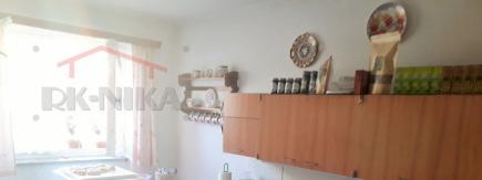 Dispozice: předsíň, kuchyně s jídelním koutem, obývací pokoj, ložnice, koupelna s WC a spíž.