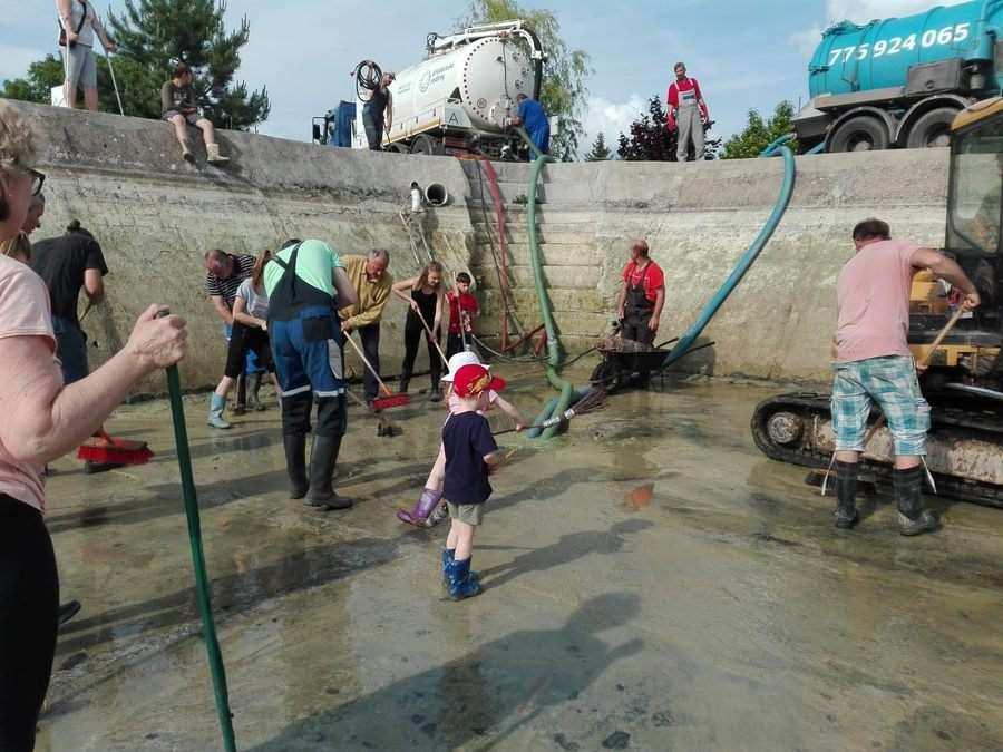 a ve čtvrtek 30.5. došlo na první čišt ní brouzdališt a "prost edního" v režii SDH Brandýsek.