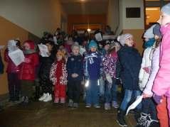 Ve spolupráci s pìveckým sborem a pod vedením paní uèitelky Linkové si dìti pøipravily dvì písnièky, kterými pak Mikuláše s jeho doprovodem uvítaly.