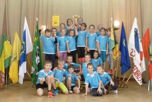 V zámeèku si také poslechli krátkou pohádku a vytvoøili ozdobu na stromeèek. Prohlédli si ukázky lidových øemesel a kdo mìl zájem, mohl si nìkteré výrobky i zakoupit.