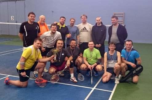 Atmosféra na kurtech panovala pøátelská, ryze sportovní a v duchu fair play. Všech 14 hráèù se badmintonu vìnuje èistì rekreaènì a neprofesionálnì, nicménì žádný bod nepadl jen tak bez boje.