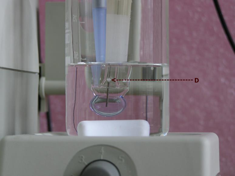 4: Ukázka ponoření elektrody (5) a dávkovací špičky (6) do titrovaného roztoku na začátku titrace.