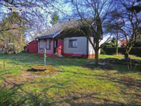 5) Rekrea ní chata Lokalita: Stran ice - Svojšovice Nabídková cena: 1 050 000,- K Popis: Samostatn stojící rekrea ní chata s dispozicí 3+1.
