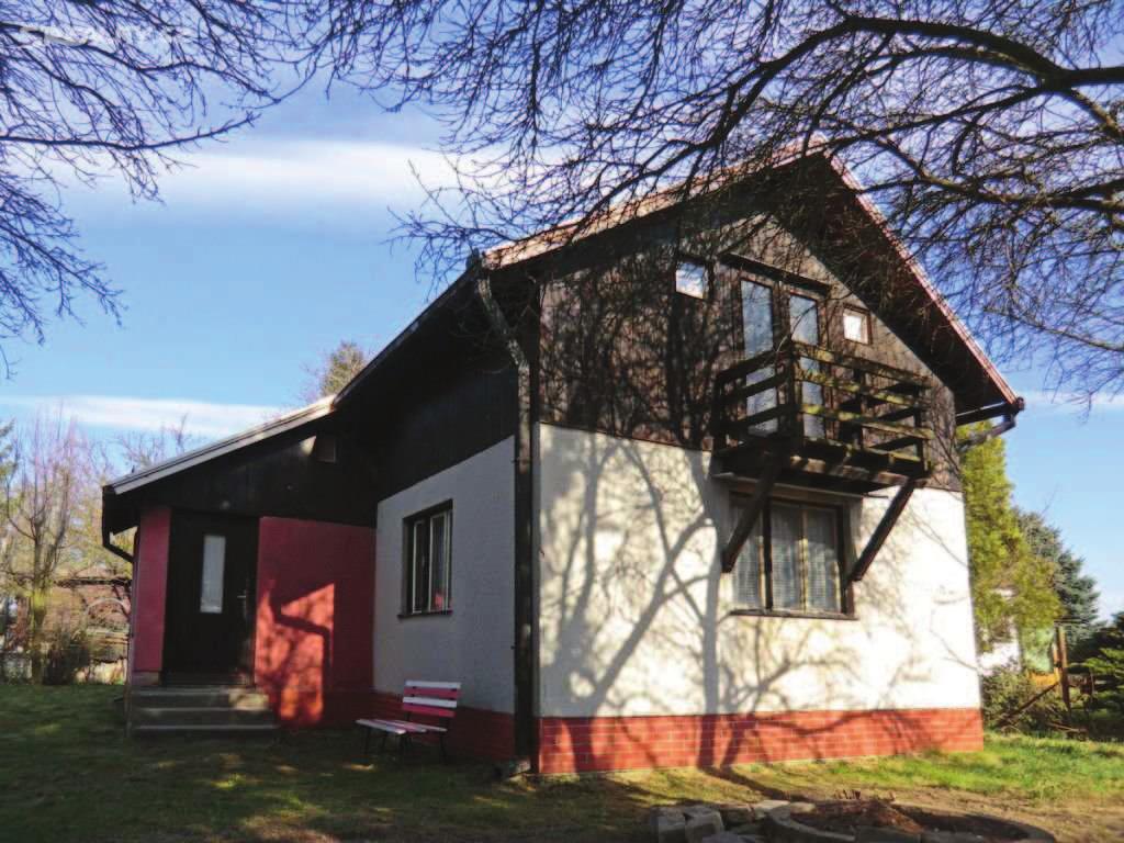 Nemovitost je napojena na elekt inu 220/380V, vlastní studnu, kanalizace je svedena do jímky. Vytáp ní je lokální kamny na tuhá paliva.