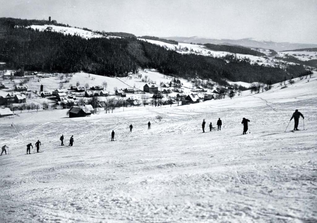 Ročník 2017 13 HISTORIE Výhled z hřebene nad Bedřichovem jako o dauerlaufech. První ročníky začínaly na trasách dlouhých pouze 30 km.