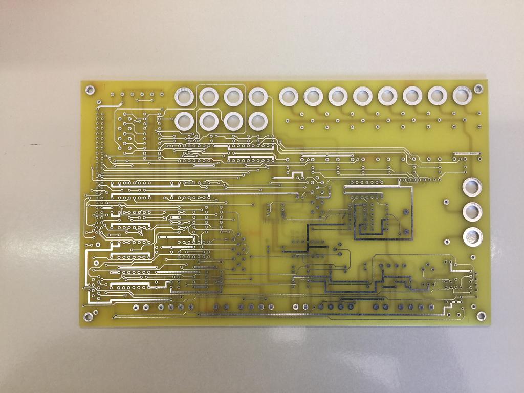 DPS pro speciální požadavky na signály do elektronických obvodů, které pracují ve Vysokofrekvenční frekvenčním rozsahu 500 MHz 2 GHz. Vyžaduje použití speciálních materiálů.
