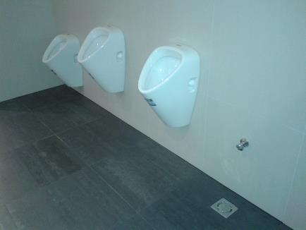 OJ ENE (a) Osvětlení v podhledu je bodové (LED), u umyvadel jsou svislé zářivky a LED pásky v nice pod stropem (barva teplá bílá). IX.