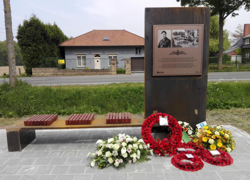 Čtyři svědkové na zemi sledovali, jak vyskočil ze svého zasaženého Spitfiru, ve výšce asi 600m. Jeho padák ale zůstal zavřený; možná letěla jeho stíhačka příliš nízko na to, aby se padák mohl otevřít.