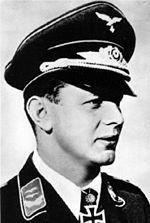 Nahoře vlevo: Sgt Karel Pavlík Nahoře vpravo a dole vpravo: Fotografie místa dopadu z května r. 1942, M. Vinck Místo letecké katastrofy Sgt Pavlíka na úpatí Kemmelbergu.