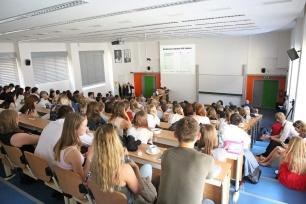odborné komise v následujícím složení: Vystoupení studentů letos hodnotily Komise pro rozdělení příspěvků: Prof. MUDr. Pavel Kalvach, CSc., Prof. MUDr. Richard Rokyta, DrSc., Prof. RNDr.