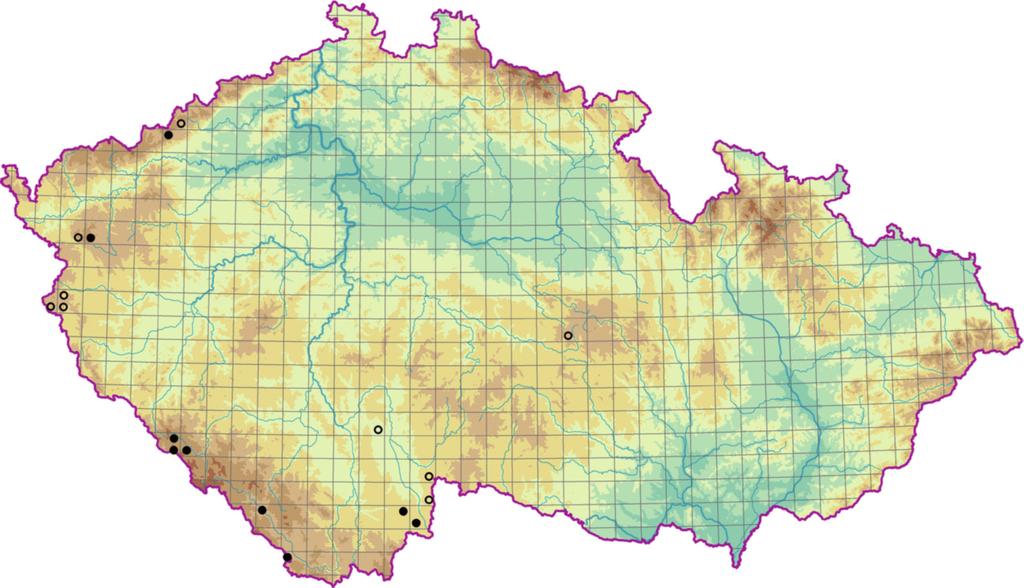 Boreokontinentální jehličnaté lesy (Vaccinio-Piceetea) 2008). Půda je sycena srážkovou vodou, spodní vrstvy rašeliny však mohou být dosycovány také oligotrofní prameništní vodou.