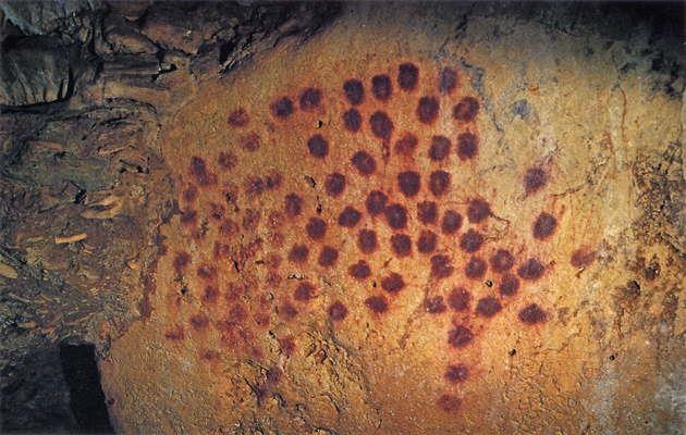 44 Obrázek 22. Otisky rukou bez prstů z jeskyně Chauvet ve Francii, zdroj:http://donsmaps.com/chauvetcave.