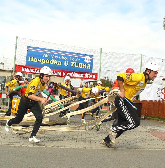 CESTA POHÁDKOVÝM LESEM Poslední prázdninovou sobotu proběhla v našem lese první cesta pohádkovým lesem.