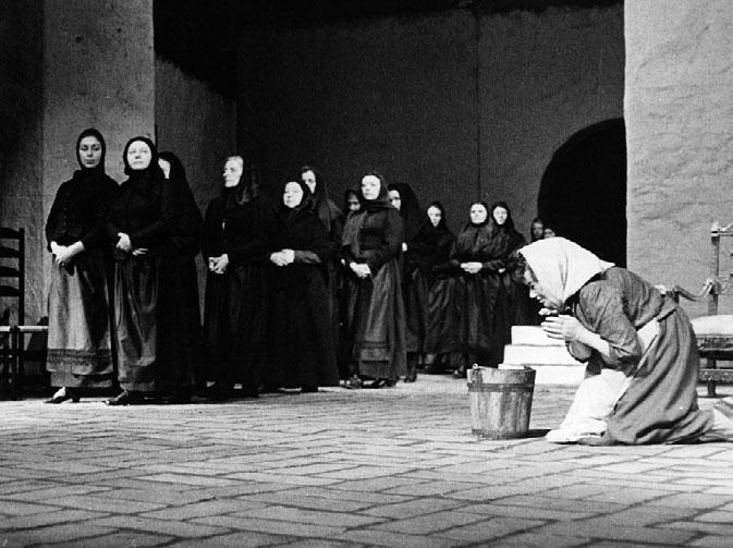 F. G. Lorca: Dům doni Bernardy. Tylovo divadlo 1967. V popředí Marie Vášová (Služka Anna) hřební řeči úplně zapomněl na její vnitřní smysl a prožitek.