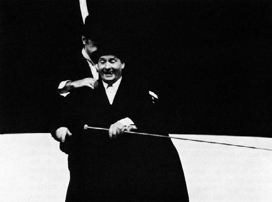 Michel Bouquet (Pozzo) a José-Maria Flotas (Lucky) boru atd., a vy vy kladete důraz na hercovu osamělost Ale ano, myslím, že ano.