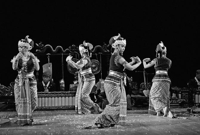 Danses de cour de Solo Dvorní tance ze Solo to bylo jen z čiré pohodlnosti toho slova, jež by nás zavedlo do přílišného zobecnění a povrchnosti.