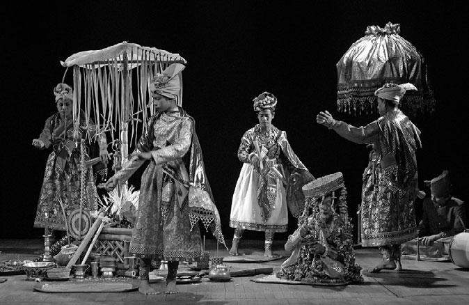 Danses des Bissu de Sulawesi Tance Bissuů ze Sulawesi gest s čistotou a pomalou vznešeností. Najdeme zde i ženy převlečené za muže a dialogy zpívané tanečníky.