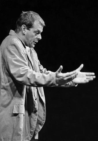 vrhanými proti těm tady a současně mířícími daleko za stěny ateliéru. Prosím tě, nemluv mi o vynálezu. S tím je to na dlouhé lokte. [ ] Proboha živého, co vlastně chceš, abych vynalezl?