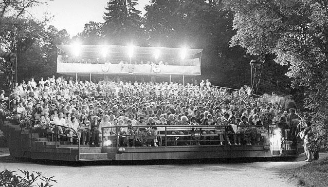 lučně spjaté s představitelem Bauhausu Walterem Gropiem, který prosazoval tzv. totální divadlo.
