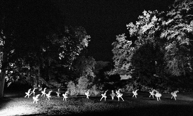 Čajkovského Labutí jezero v choreografii Libuše Králové. Balet Jihočeského divadla, Český Krumlov 2003 Je příznačné, že mluvíme-li o divadle v přírodě, používáme slova z oblasti emotivní, citové.