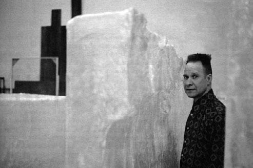 4 Režisér Peter Sellars s fragmenty dekorace ve výrobě, Opéra National de Paris, 2006 Kaija Saariaho se svým druhým operním dílem nesporně zapisuje do dějin opery 21.